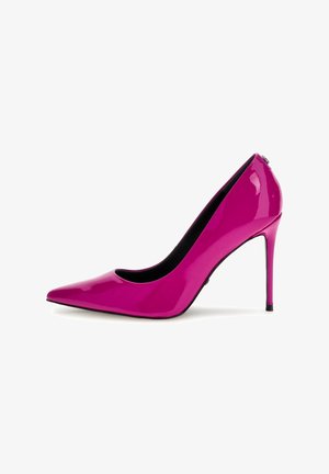 Zapato de tacón alto de punta fina de color rosa brillante y brillante con un tacón de aguja delgado sobre un fondo blanco.