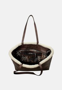 Borsa tote in pelle marrone con bordino in pelliccia bianca, due spallacci e un interno in tessuto stampato con una tasca con zip.