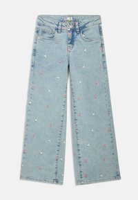 Ελαφρώς μπλε τζιν πλατύτερου τύπου με κεντήματα ροζ και λευκών καρδιών διάσπαρτα σε όλο το ύφασμα. Κανονικός σχεδιασμός με πέντε τσέπες και φερμουάρ.