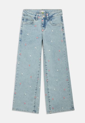 Svetlo modre jeans hlače širokih nogavic z rožnatimi in belimi vezeninami v obliki src, razporejenimi po celotni površini. Standardna zasnova s petimi žepi in zadrgo.