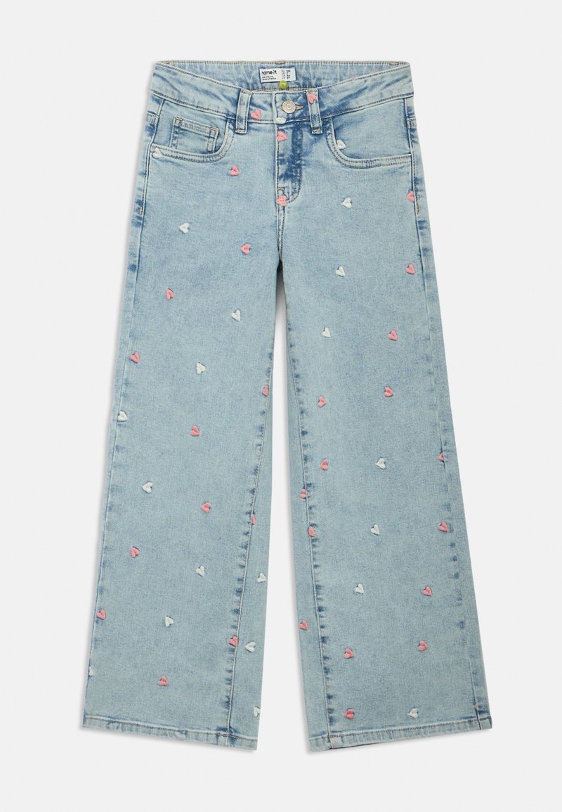 Ελαφρώς μπλε τζιν πλατύτερου τύπου με κεντήματα ροζ και λευκών καρδιών διάσπαρτα σε όλο το ύφασμα. Κανονικός σχεδιασμός με πέντε τσέπες και φερμουάρ.