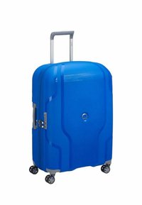 Valigia rigida blu con superficie testurizzata, manico retrattile, quattro ruote girevoli e lucchetto incassato. Presenta linee di design angolari.