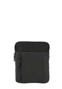 Melnā vertikālā taisnstūra formas plecu soma ar priekšējo rāvējslēdzēja kabatu un regulējamu siksnu, izgatavota no gluda un fakturēta auduma.