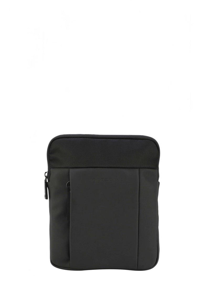Sac bandoulière noir de forme rectangulaire verticale avec poche avant zippée et sangle réglable, confectionné en tissu lisse et texturé.