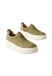 Oliiviroheline suede slip-on kingade valge platvormitald. Omab õmblustega detaile ja kanna küljes tõmbenööri mugavaks jalga panemiseks.