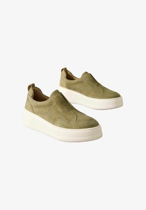 Pantofi slip-on din suede verde măsliniu cu talpă platformă albă. Au detalii cusute și o bucată de prindere la călcâi pentru a facilita îmbrăcarea.