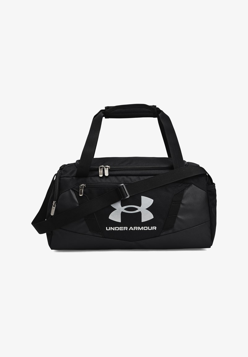 Zwarte sporttas met een glanzend zilveren Under Armour-logo. Ontworpen met een rits bovenaan, stevige handvatten en een verstelbare schouderband.