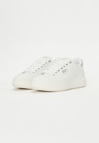 Weiße Sneakers aus glattem Leder, runde Zehenpartie, Schnürdesign, dezente Nähte und eine gepolsterte Sohle; minimalistische Markenkennzeichnung an der Seite.