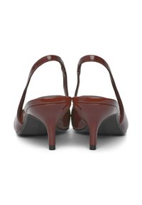 Scarpe con tacco alto in pelle verniciata marrone, con cinturino slingback, punta affusolata e tacco sottile, caratterizzate da una superficie liscia e un design elegante.