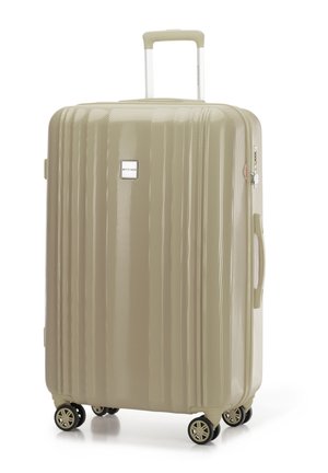 Valise rigide de couleur beige clair avec des rainures verticales, un logo argenté, une poignée rétractable et quatre roulettes pivotantes pour une maniabilité optimale.