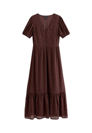 Bordowa długa suknia maxi z krótkimi bufkami, głębokim dekoltem w serek, zapinana na guziki z przodu, z falbanami na dole. Tkanina o fakturze z wzorem w kratę na całej powierzchni.