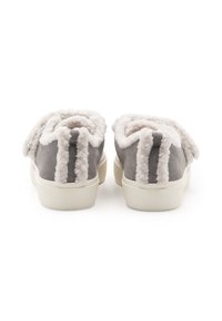 Pantofole in suede grigio con un morbido rivestimento bianco, che presentano una superficie testurizzata e una suola bianca solida. La vista posteriore mette in evidenza i dettagli delle cuciture.