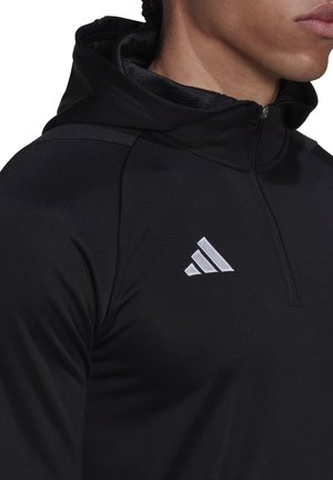 Schwarzer, leichter Quarter-Zip-Hoodie mit hohem Kragen, der mit einem grauen Drei-Streifen-Logo auf der linken Brust und strukturierten Stoffdetails versehen ist.