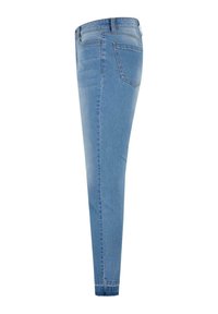 Világoskék denim skinny farmernadrág, hátsó zsebekkel és sima textúrával. A fazon karcsú, enyhe szűkítéssel a bokánál.