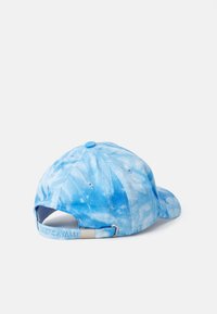 Blå tie-dye baseball cap laget av bomull, med buet skjerm, justerbar stropp og en liten logodetalj bak.