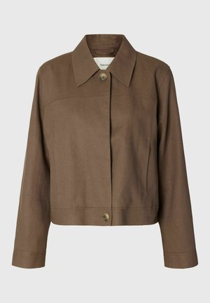 Chaqueta marrón recortada con mangas largas, cuello ancho y dos botones visibles en el cierre delantero.