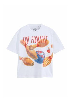 Hvid T-shirt med teksten "FOO FIGHTERS", kegler, en blå og rød bowlingkugle og en lille person i en rød kjole foran.