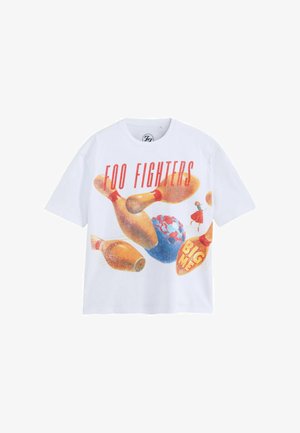 Fehér póló „FOO FIGHTERS” felirattal, bowling bábukkal, egy kék és piros bowling golyóval, valamint egy kis piros ruhás személlyel elöl.