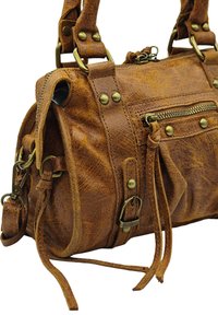 Sac à main en cuir marron avec une finition texturée, plusieurs poches extérieures, quincaillerie en laiton et sangles réglables. Doté d'une fermeture éclair.