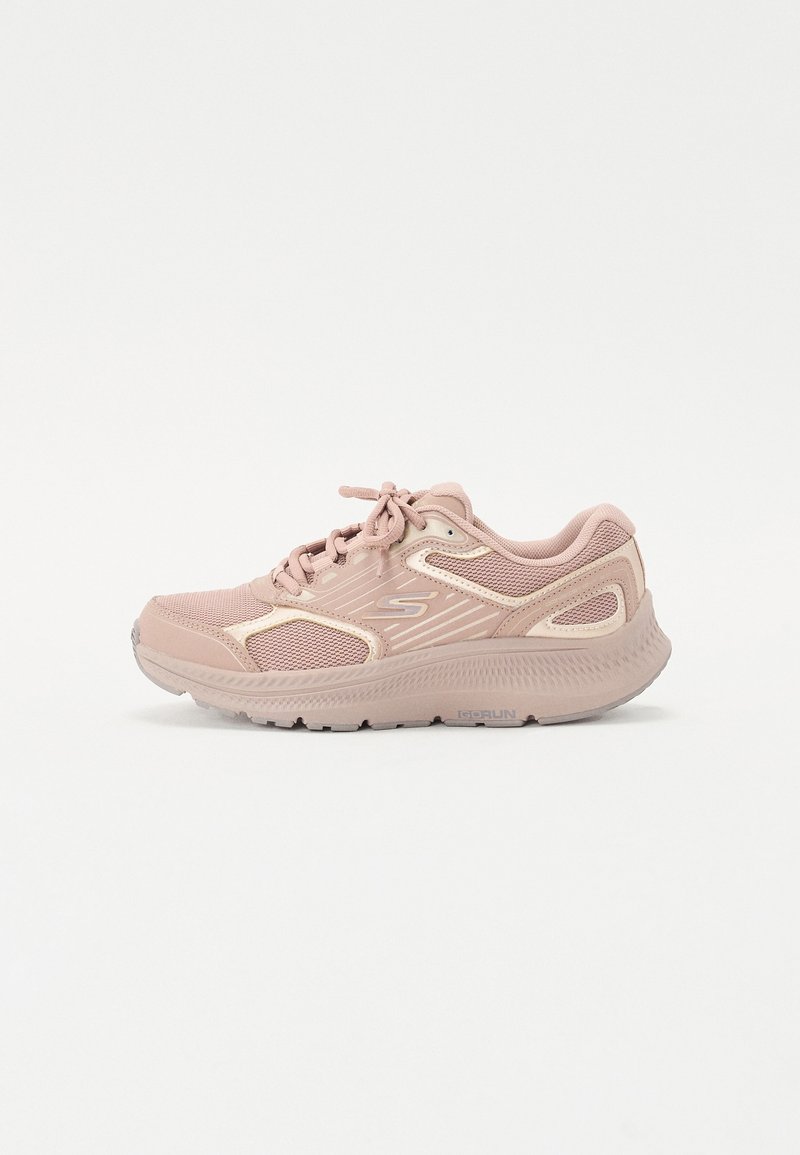 Chaussure de course Skechers rose clair avec des panneaux en mesh, une semelle amortie, des lacets et un logo sur le côté, présentée en profil latéral sur fond blanc.