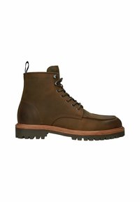 Botas de piel marrón hasta el tobillo con punta redonda, seis ojales, sistema de cierre con cordones, superficie texturizada y suela de goma con tacos.