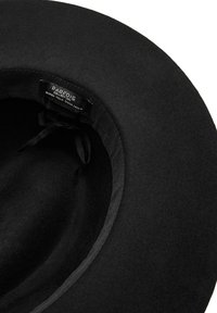 Czarny filcowy kapelusz z szerokim rondem i gładką fakturą. Wnętrze wyposażone w czarną wstążkę oraz etykietę z opisem.