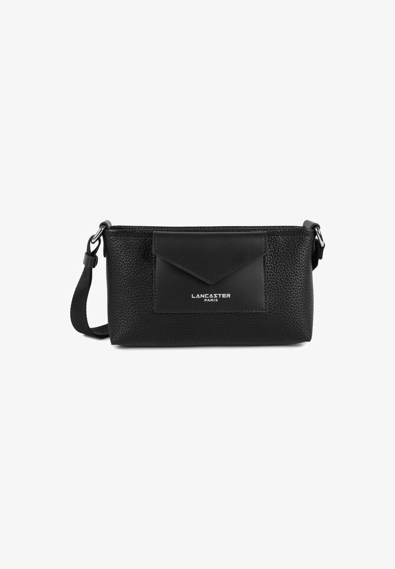 Sac en cuir noir à bandoulière avec texture en cuir grainé, poche extérieure à rabat et bandoulière réglable. Logo "LANCASTER PARIS" affiché en argent.