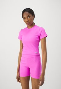 Stronger CROP TEE - T-shirts - magenta