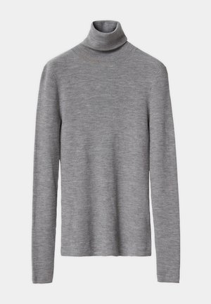 Grauer gerippter Rollkragenpullover mit langen Ärmeln, der eine figurbetonte Silhouette und eine weiche Textur aufweist.