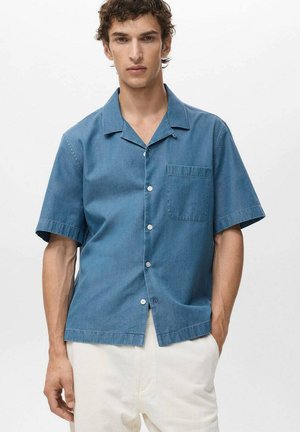 Camisa de mezclilla de manga corta en azul, con cuello, cierre frontal de botones y un bolsillo en el pecho con una textura suave.