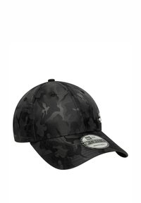Schwarze Camouflage-Baseballmütze aus glattem Material, mit verstellbarem Riemen, runder Krempe und metallischem Logo-Highlight an der Seite. Verfügt über gestickte Details.