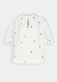 Hvid bluse med korte pufærmer, rund halsudskæring med frontslids og knap, dekoreret med små, spredte blå blomsterbroderier.