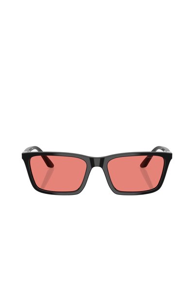 Occhiali da sole con montatura nera, di forma rettangolare e aste sottili, con lenti rosse e sottili dettagli argentati sugli steli.