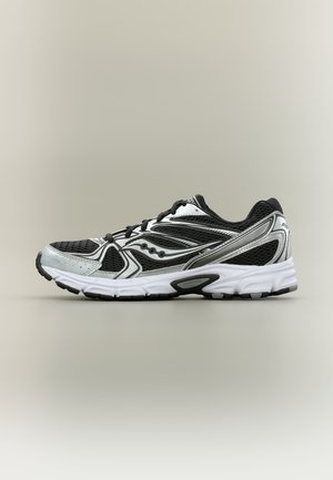 Chaussure de sport noire et argentée avec semelle blanche, tissu supérieur en mesh, fermeture à lacets et détails à motif sur le côté et le talon.