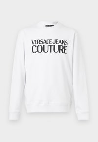 Λευκό μακρυμάνικο φούτερ με στρογγυλή λαιμόκοψη και μαύρο κείμενο "Versace Jeans Couture" τυπωμένο στο στήθος.
