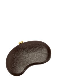 Ciemnobrązowy, skórzany, w kształcie nerki portmonetka na monety z małą złotą klamrą na górze, przedstawiona na białym tle.