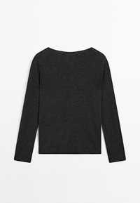 Langærmet top i mørkegråt stof med bred halsudskæring og blød tekstur. Bagsiden viser et rent, minimalistisk design.