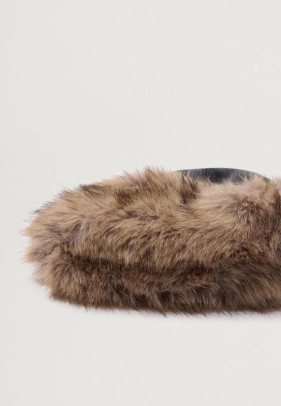 Bruine nepbont hoofdband met een dikke, donzige textuur en een gladde zwarte binnenkant. Ronde vorm, ontworpen voor warmte en comfort.