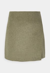 Olivengroene wollen mini-jurk met een wikkelontwerp, met een zachte textuur en schone randen voor een hedendaagse uitstraling.