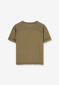 T-shirt à manches courtes vert olive avec un col rond, présentant une zone de découpe texturée et des poignets roulés, fabriqué en un tissu tricoté doux.