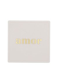 Caja de terciopelo blanca en forma de cuadrado con la palabra "amor" en dorado, centrada en la tapa, sobre un fondo blanco.