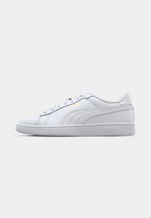 Sneakers bianchi in pelle con una finitura liscia, dotati di un collo imbottito, punta traforata, lacci piatti e un logo Puma discreto.