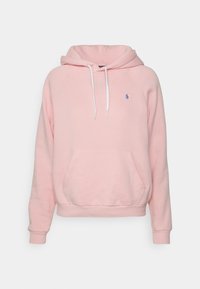 Sudadera con capucha de color rosa claro hecha de un tejido suave. Cuenta con un bolsillo tipo canguro, cordones blancos y un pequeño logotipo azul en el pecho.
