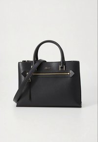 Svart läderhandväska från DKNY med dubbla handtag, en framficka med dragkedja och ett avtagbart axelband på vit bakgrund.