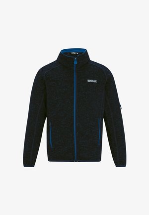 Czarna i ciemnoniebieska kurtka polarowa na pełny zamek z wysokim kołnierzem i dwoma zapinanymi na zamek bocznymi kieszeniami, logo Regatta Great Outdoors na piersi.
