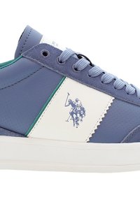 Modré a bílé šněrovací tenisky se zelenými detaily, s logem polo hráče na boku a bílou gumovou podrážkou.