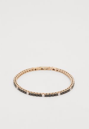 Rožinės aukso apyrankė su sujungimo dizainu, puošta pakaitomis juodais ir skaidriais akmenimis, ir saugiai užsegama užsegimu.