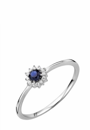 Silberring mit einem zentralen blauen Saphir, umgeben von einem Halo aus kleinen klaren Diamanten, mit einem glatten, polierten Band.