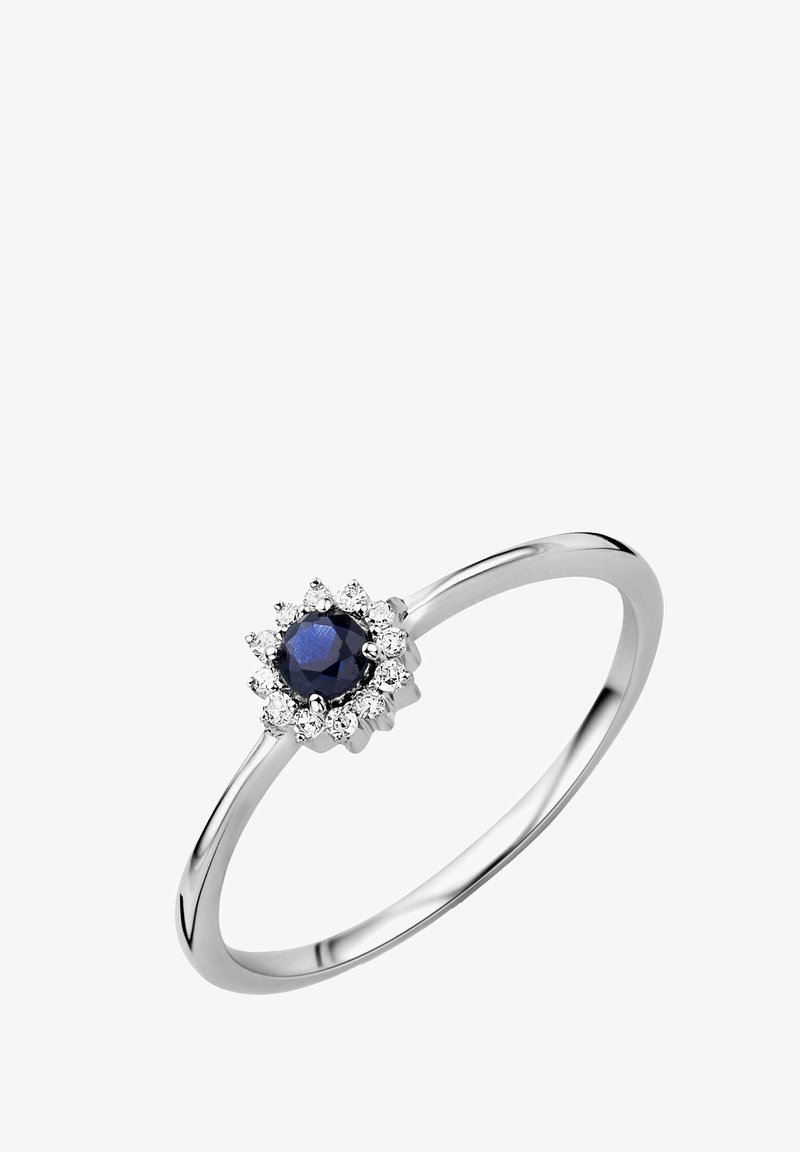 Strieborný prsteň so stredným modrým zafírom, obklopeným halo malých čírych diamantov, s hladkým, lešteným pásom.
