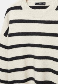 Kremowy sweter z czarnymi poziomymi paskami, dzianinowa tekstura i prążkowy okrągły dekolt. Miękka tkanina o lekko puszystej strukturze.